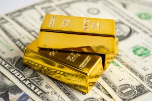 Gold bar on US dollar banknotes money, economy finance exchange