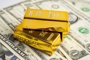 Gold bar on US dollar banknotes money, economy finance exchange